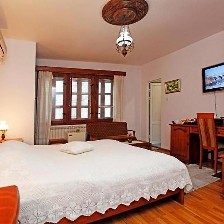 Family Hotel Varosha 2003 Ловеч Екстер'єр фото