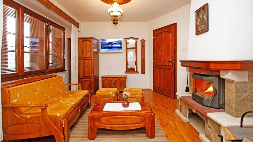 Family Hotel Varosha 2003 Ловеч Екстер'єр фото